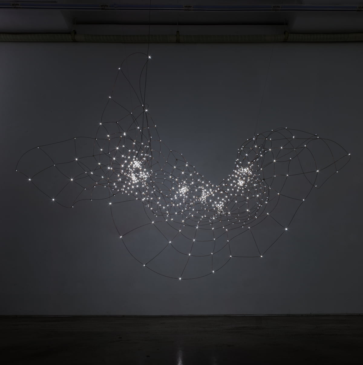 김주현, <뒤틀림-8토러스-1>, 2014, 동선, LED, 300x120x165cm /아르코미술관 제공