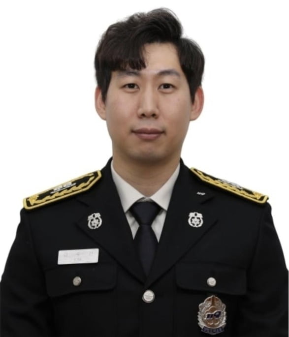 여행 중 시민의 생명을 구한 김주신 강서소방서 소방교. 사진=부산소방재난본부 제공, 연합뉴스