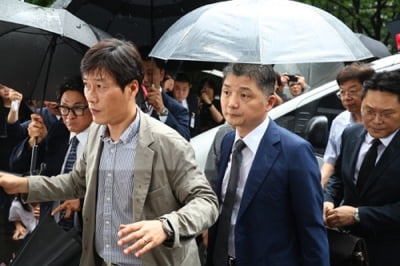 'SM 시세조종 의혹' 침묵한 김범수, 법원 출석…구속 갈림길