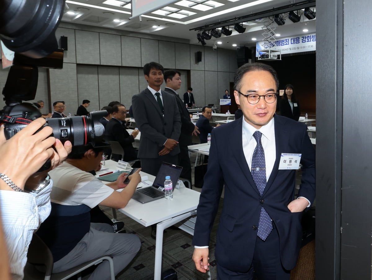 [포토] '총장패싱' 이원석 검찰총장…세미나 참석