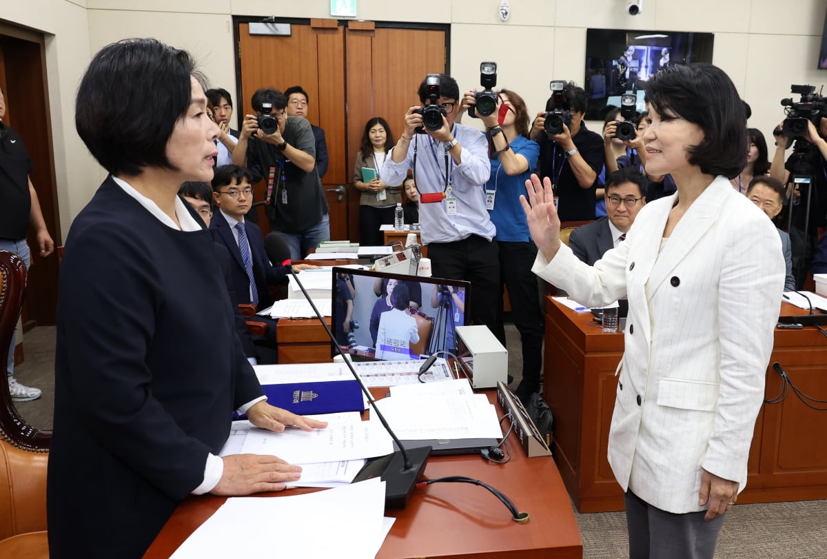 [포토] '인사하고 가세요 방송통신위원장 후보자님~'