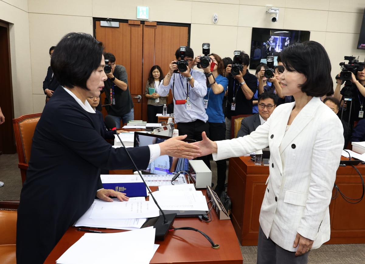 [포토] '인사하고 가세요 방송통신위원장 후보자님~'