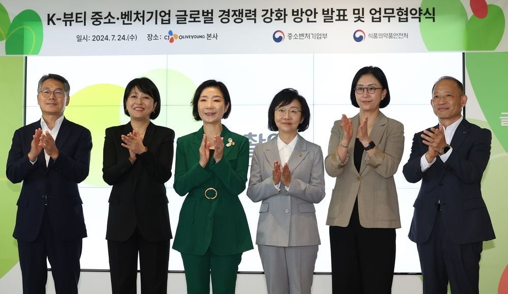 24일 서울 용산구 올리브영 본사에서 열린 K-화장품 글로벌 경쟁력 강화 방안 발표 및 업계 간담회에서 참석자들이 업무협약서에 서명한 뒤 기념 촬영을 하고 있다. 왼쪽부터 최경 코스맥스 대표, 이선정 CJ올리브영 대표, 오영주 중소벤처기업부 장관, 오유경 식품의약품안전처장, 신화숙 아마존글로벌셀링코리아 대표, 최현규 한국콜마 대표/ 연합뉴스