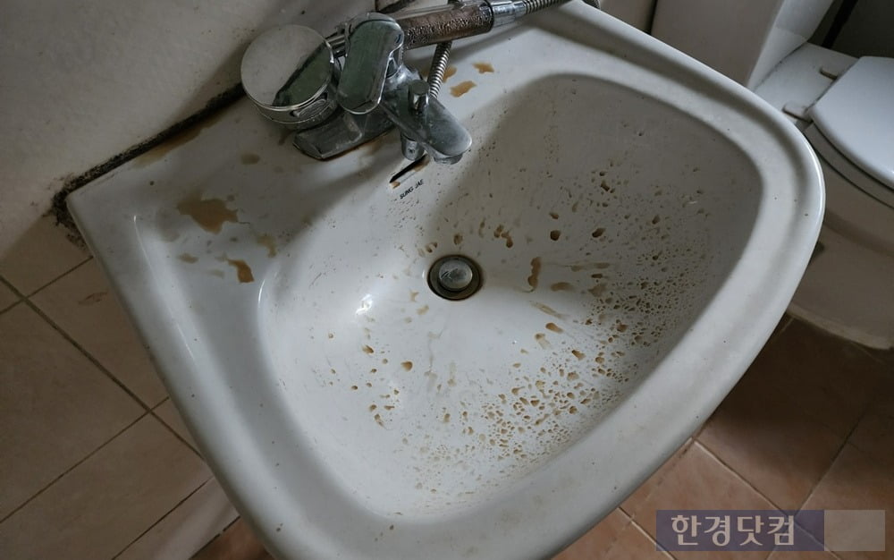 김씨가 거주하던 반지하 임대주택 화장실에 역류 흔적이 남아 있다. 사진=오세성 한경닷컴 기자