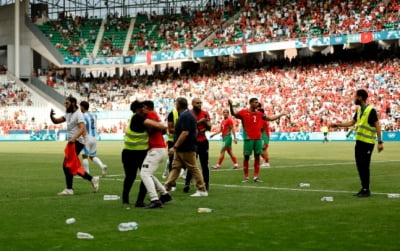 파리올림픽 축구 첫 경기부터 2시간 파행 난장판…무슨 일?