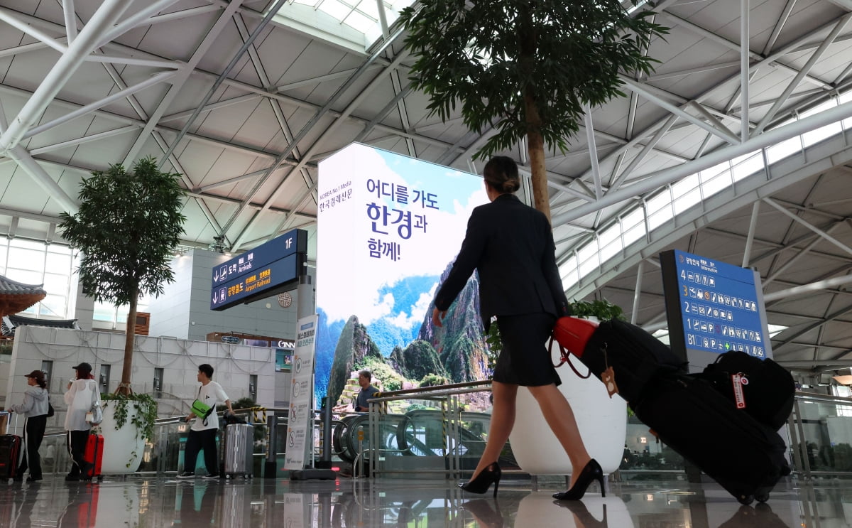 지난 25일 인천국제공항 출국장이 여름 휴가철을 맞아 해외여행을 떠나는 여행객들로 북적이고 있다. /사진=최혁 기자