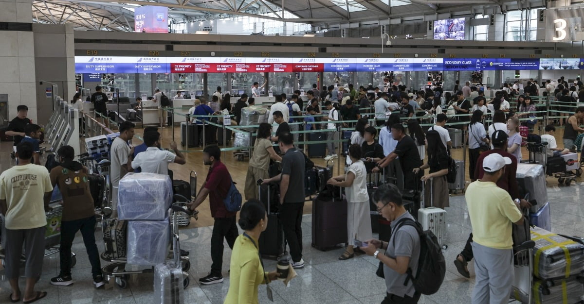 [포토] 여름 휴가철, 북적이는 인천공항