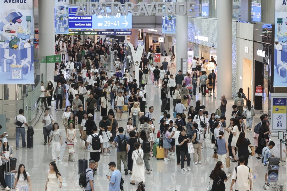 여름 휴가철인 26일 오전 인천국제공항 1터미널 면세구역이 여행객들로 붐비고 있다.