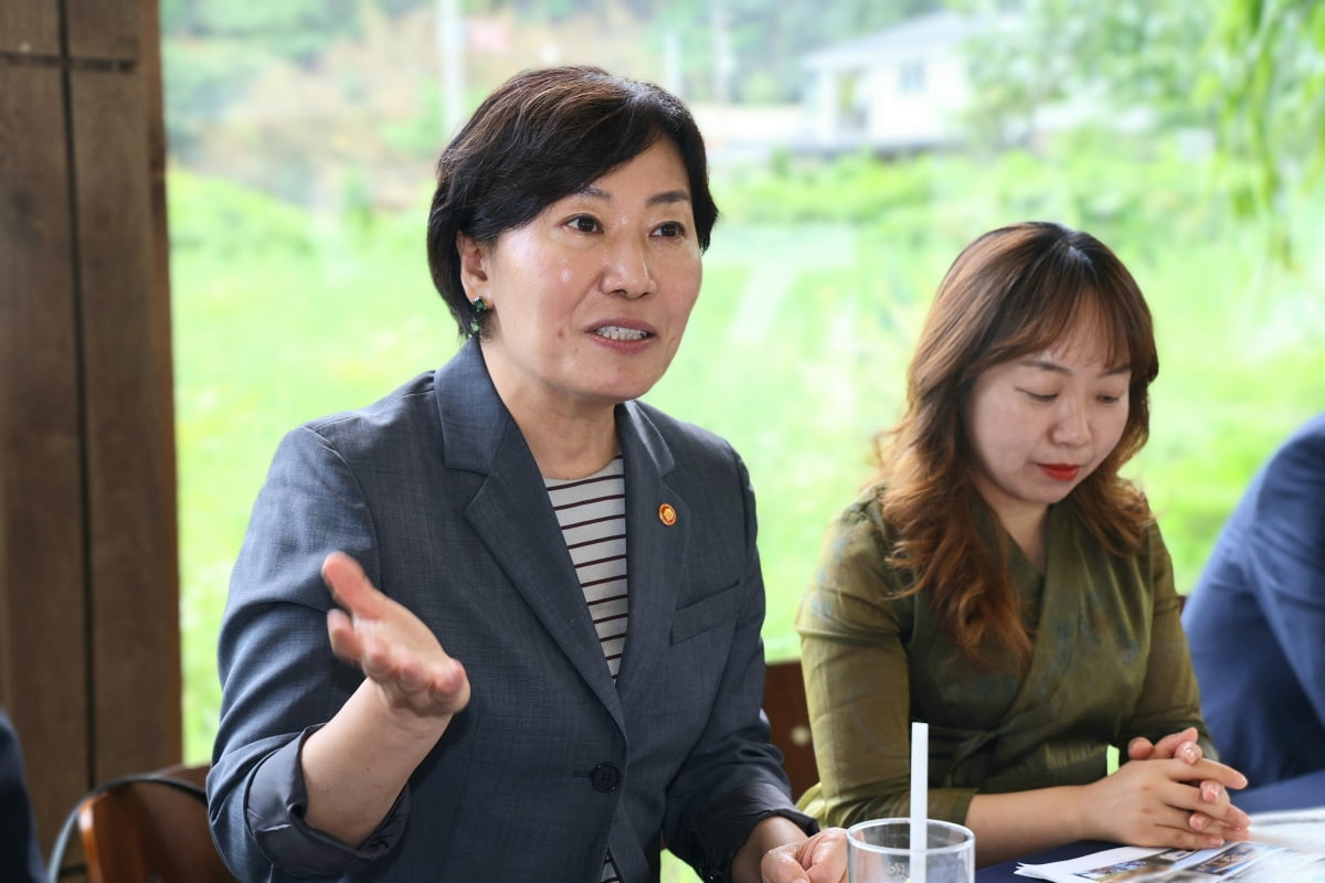 송미령 농림축산식품부 장관(왼쪽)이 지난 25일 충남 예산의 간양길 카페에서 농촌 빈집 정책에 대해 설명하고 있다. 농식품부 제공