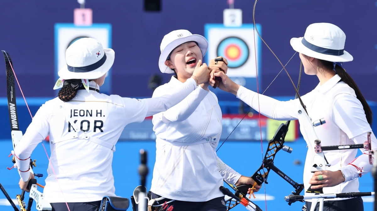 28일(현지시간) 프랑스 파리 레쟁발리드에서 열린 2024 파리올림픽 양궁 여자단체 중국과의 결승에서 승리한 한국 임시현, 전훈영, 남수현 선수들이 환호하고 있다. 사진=연합뉴스