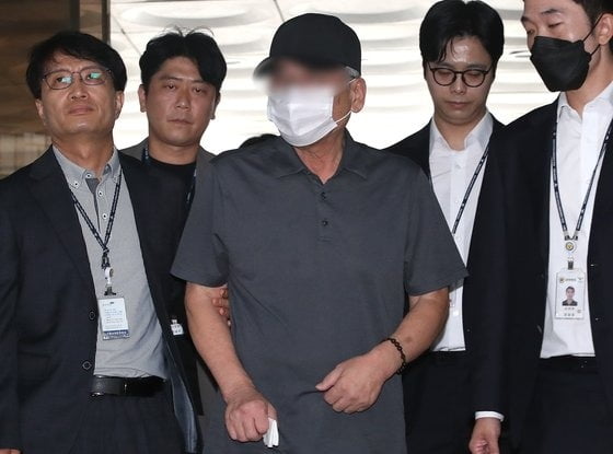 '시청역 역주행 참사' 가해 차량 운전자 차 모씨가 30일 오전 서울 서초구 서울중앙지방법원에서 열린 구속 전 피의자 심문(영장실질심사)에 출석하고 있다. / 사진=뉴스1