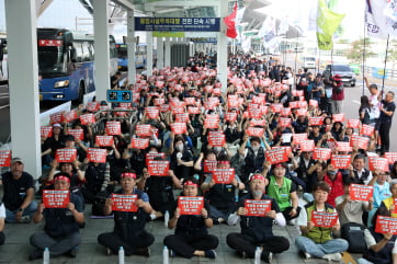 "7말8초 극성수기에"...인천공항 자회사 노조 '총파업 출정식'