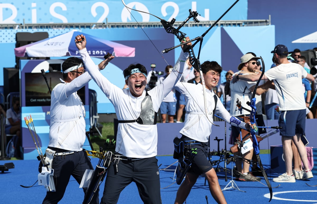  대한민국 양궁대표팀 김우진, 김제덕, 이우석이 30일(한국시간) 프랑스 파리 앵발리드에서 열린 2024 파리올림픽 양궁 남자 단체전 결승 프랑스와의 경기에서 금메달을 획득한 후 환호하고 있다. 뉴스1