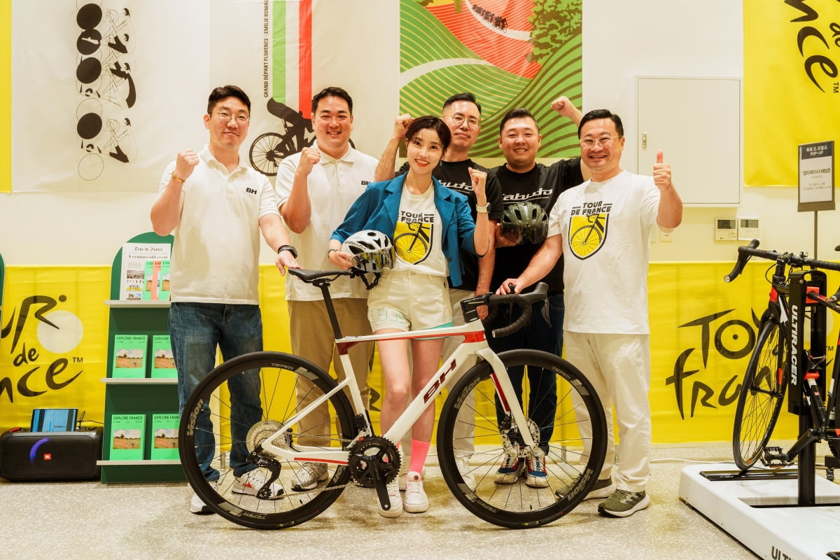 왼쪽부터 BH BIKE(주) 코스모앤컴퍼니 임원팀 / 투르 드 프랑스 페스티벌 홍보대사 가수 류지수 / 카부토 코리아 임원팀 / 투르 드 프랑스 페스티벌 운영조직위원장 하유돈 대표