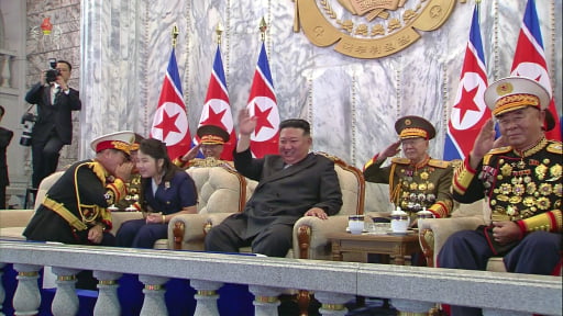 북한군 원수인 박정천 당 군정지도부장이 2023년 9월 밤 평양에서 열린 ‘북한 정권 수립 75주년 열병식’에서 무릎을 꿇고 김주애와 귓속말을 나누고 있다. 사진=연합뉴스, 조선중앙통신