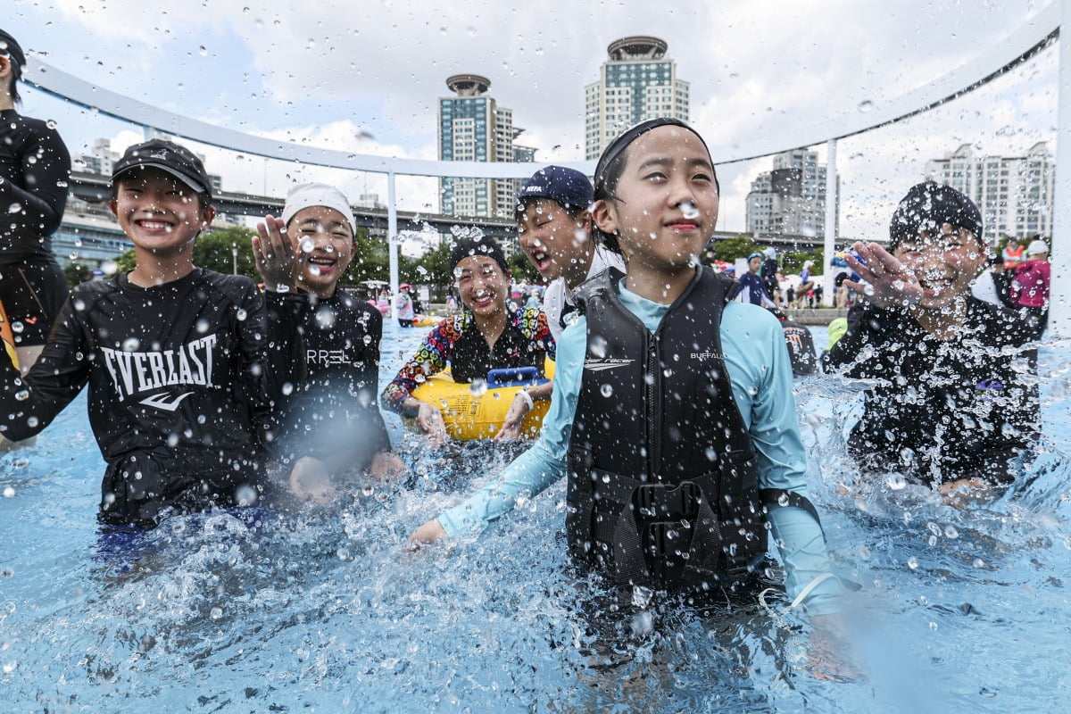 서울 전역에 폭염경보가 발효된 31일 서울 광진구 뚝섬 한강공원 수영장에서 아이들이 물놀이를 즐기고 있다.