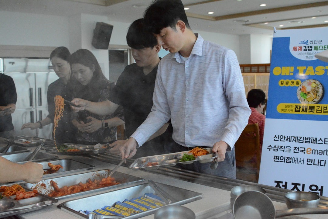 전남 신안군 직원들이 지난 30일 군청 구내식당에서 잡채톳 김밥을 시식하고 있다. 신안군 제공