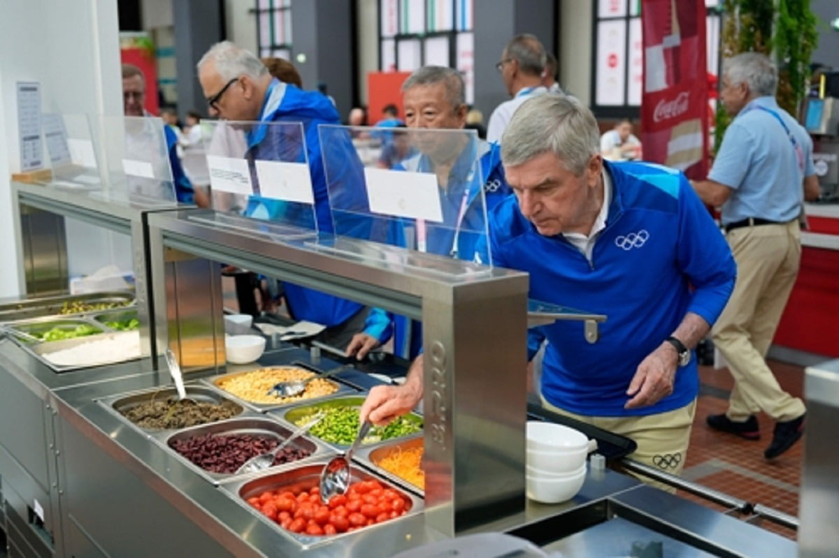 파리 올림픽 선수촌 식당에서 채소와 과일을 담는 바흐 국제올림픽위원회(IOC) 위원장. 사진=연합뉴스