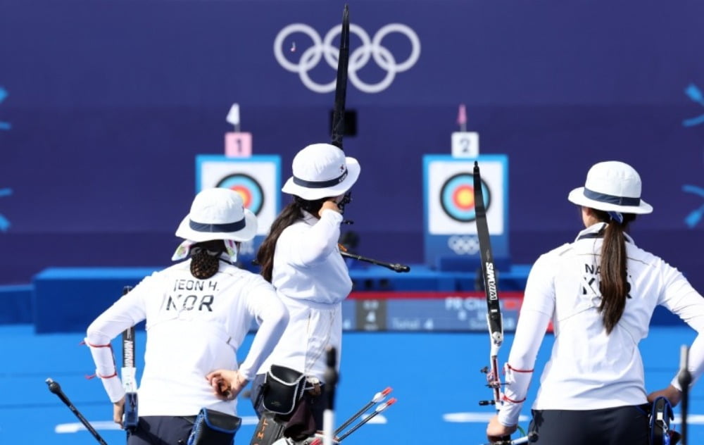 2024 파리올림픽 양궁 여자단체전 중국과의 결승전에서 한국 대표팀의 임시현이 마지막 한 발을 쏘고 있다. / 사진. ⓒ연합뉴스