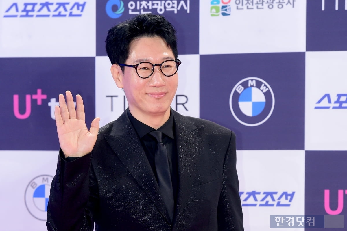 [포토] 지석진, '부드러운 손인사~' (제3회 청룡시리즈어워즈)