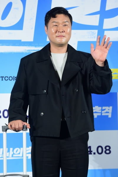 [포토] 윤경호, '멋진 손인사~'