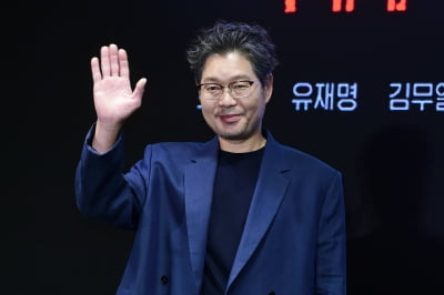 [포토] 유재명, '멋진 손인사'