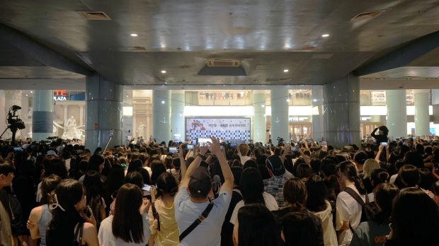 동아제약, '박카스맛 젤리' 라이즈와 함께한 부산 팬사인회 성료