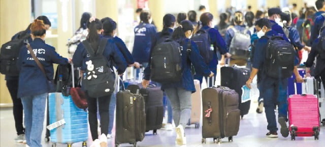 13일 오전 인천국제공항 제1여객터미널 입국장에 외국인 근로자가 입국하고 있다. 사진=뉴스1