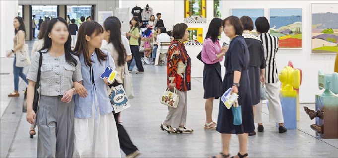 지난달 27일부터 나흘간 열린 수원 화랑미술제에 3만여 명의 관람객이 다녀갔다.  한국화랑협회 제공 