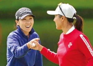 김인경(왼쪽)과 강혜지가 1일(한국시간) 미국여자프로골프(LPGA)투어 다우 챔피언십 최종 4라운드 5번홀 그린에서 버디를 잡은 뒤 주먹 인사를 하고 있다.  AFP연합뉴스 