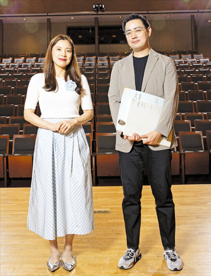 지휘자 최수열(오른쪽)과 소프라노 황수미가 2일 서울 예술의전당 리사이틀홀에서 현대음악에 대해 이야기하고 있다.  박충열 사진작가 
