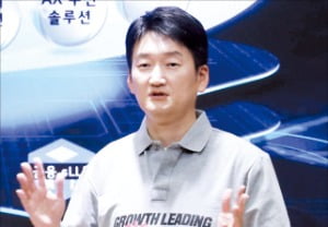 권용현 LG유플러스 기업부문장이 2일 서울 용산 사옥에서 기업 간 거래(B2B) 중장기 성장 전략인 ‘올인 AI’에 대해 설명하고 있다.   LG유플러스 제공 