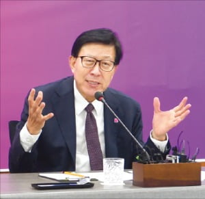 지난 1일 민선 8기 2주년 기자간담회에서 박형준 부산시장은 지역 제조업 혁신을 위한 사업을 추진할 것이라고 밝혔다. /부산시 제공
 