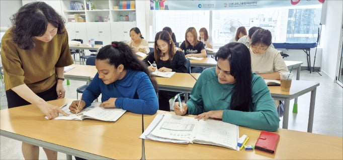인천 구월동의 외국인종합지원센터에서 외국인들이 한국어 교육을 받고 있다.  /인천외국인종합지원센터 제공 