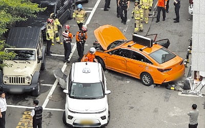 [포토] 또 차량 돌진사고…70대 택시기사 "급발진" 주장