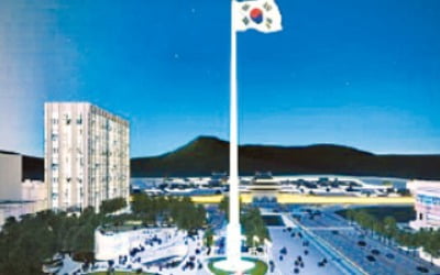  광화문광장의 100m 국기 게양대, 어떻게 볼까