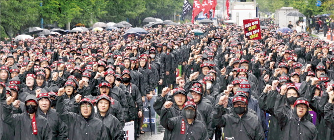 전국삼성전자노동조합 노조원들이 8일 경기 삼성전자 화성사업장 정문 앞에서 열린 총온라인 카지노 사이트 결의대회에서 구호를 외치고 있다.  김범준 기자 