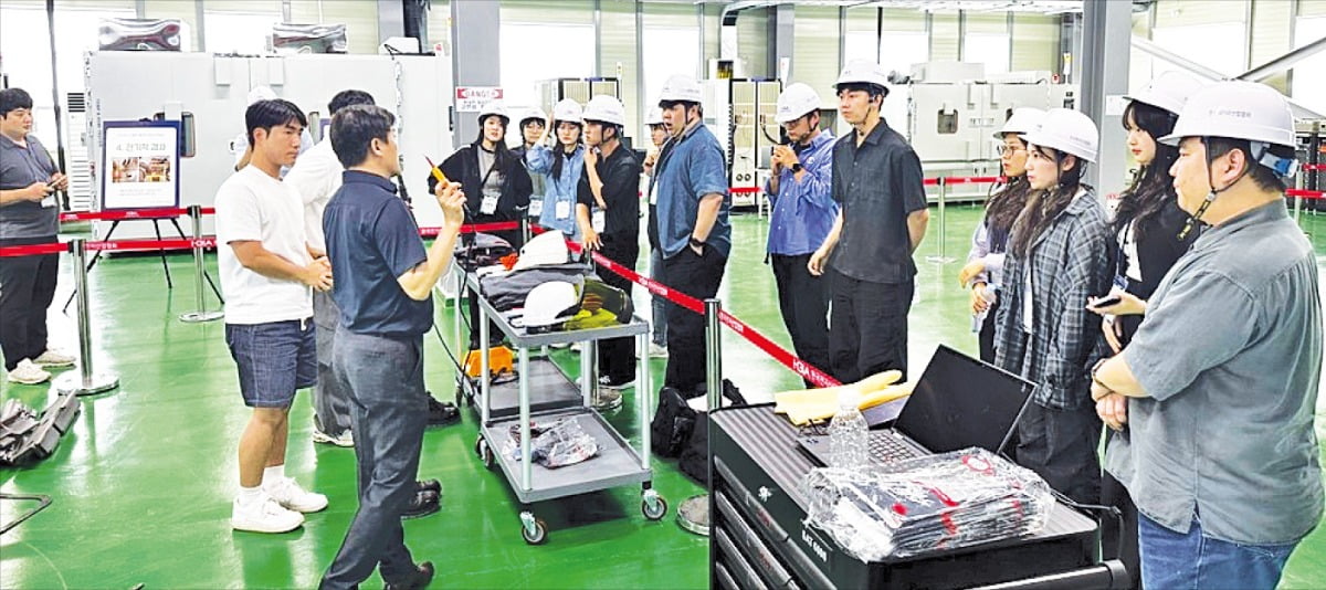 국립한국교통대·경기대·울산대 등 석박사급 인력들이 지난 7월 초 한국배터리연구조합 나주센터에서 ‘사용후 배터리 재사용·재활용’ 과정중 고전압 안전교육에 관한 실습을 하고 있다. /국립한국교통대 제공 