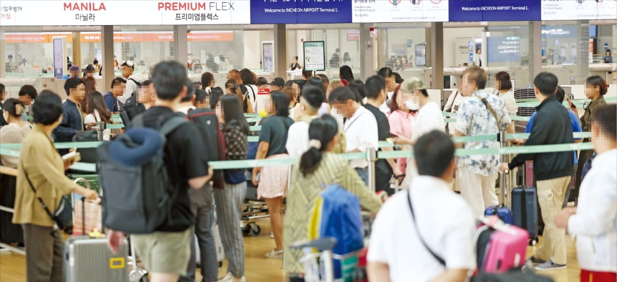 [포토] “여름휴가는 해외로”…북적이는 인천공항 