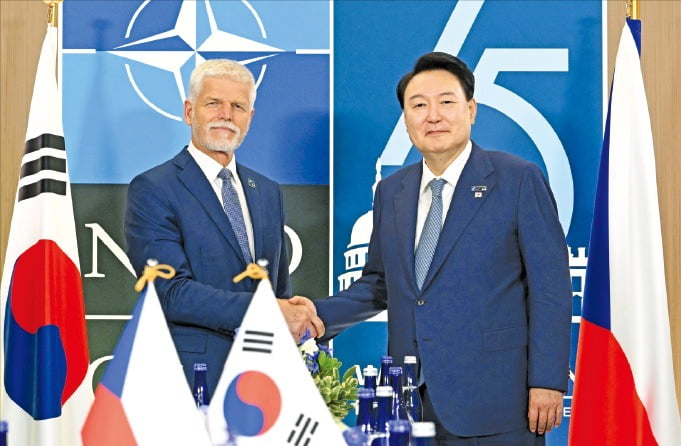 윤석열 대통령이 지난 10일 북대서양조약기구(NATO) 75주년 정상회의를 계기로 미국 워싱턴DC에서 열린 한·체코 정상회담에서 페트르 파벨 체코 대통령과 악수하고 있다.  /연합뉴스 