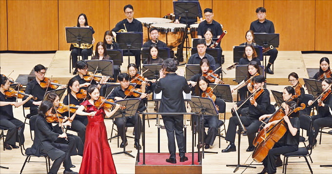 지난해 광주 예술의전당에서 열린 2023 온드림 스테이지 공연에서 바이올리니스트 송지원이 한경아르떼필하모닉과 협연하고 있다. 현대차 정몽구재단 제공