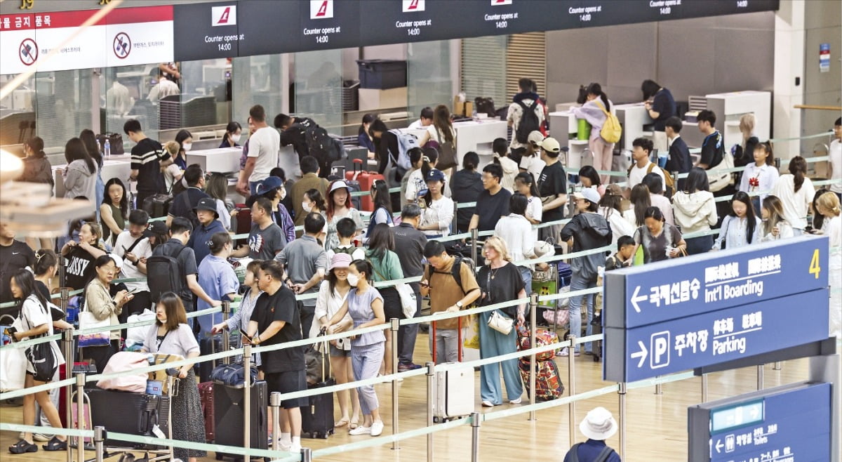 [포토] “와~ 여름이다”…북적이는 인천공항 