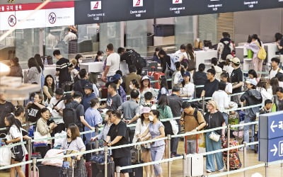 [포토] “와~ 여름이다”…북적이는 인천공항