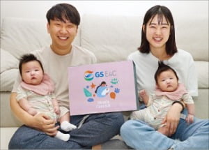 육아휴직을 사용한 GS건설 직원(왼쪽)이 쌍둥이 자녀를 돌보고 있다.  /GS건설 제공 