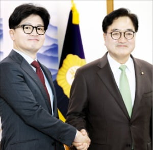 우원식 의장 예방   한동훈 국민의힘 당 대표(왼쪽)가 25일 국회에서 우원식 국회의장을 예방해 인사하고 있다.  /강은구 기자 