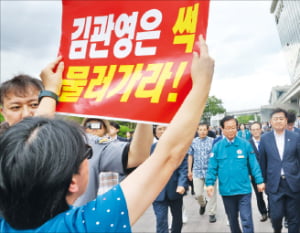 전북 전주시와 완주군의 통합을 추진 중인 김관영 전북지사가 군민과의 대화를 위해 완주군청을 방문한 지난 26일 한 군민이 통합 반대를 외치고 있다.  연합뉴스 