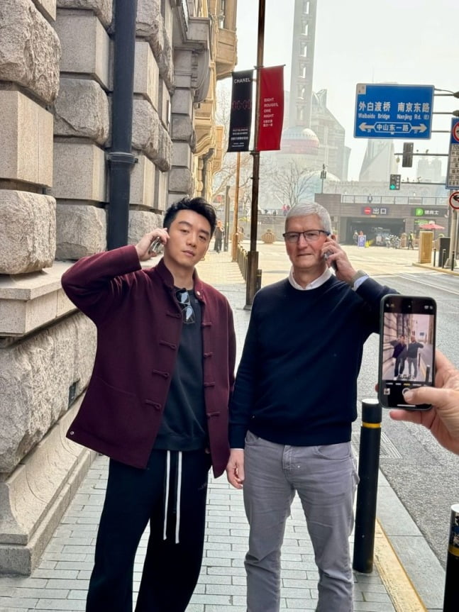 최근 애플이 중국 매 아이폰 판매량 급감으로 고전 중인 가운데 지난 3월 팀 쿡 CEO가 또다시 중국을 찾았다./팀쿡 웨이보