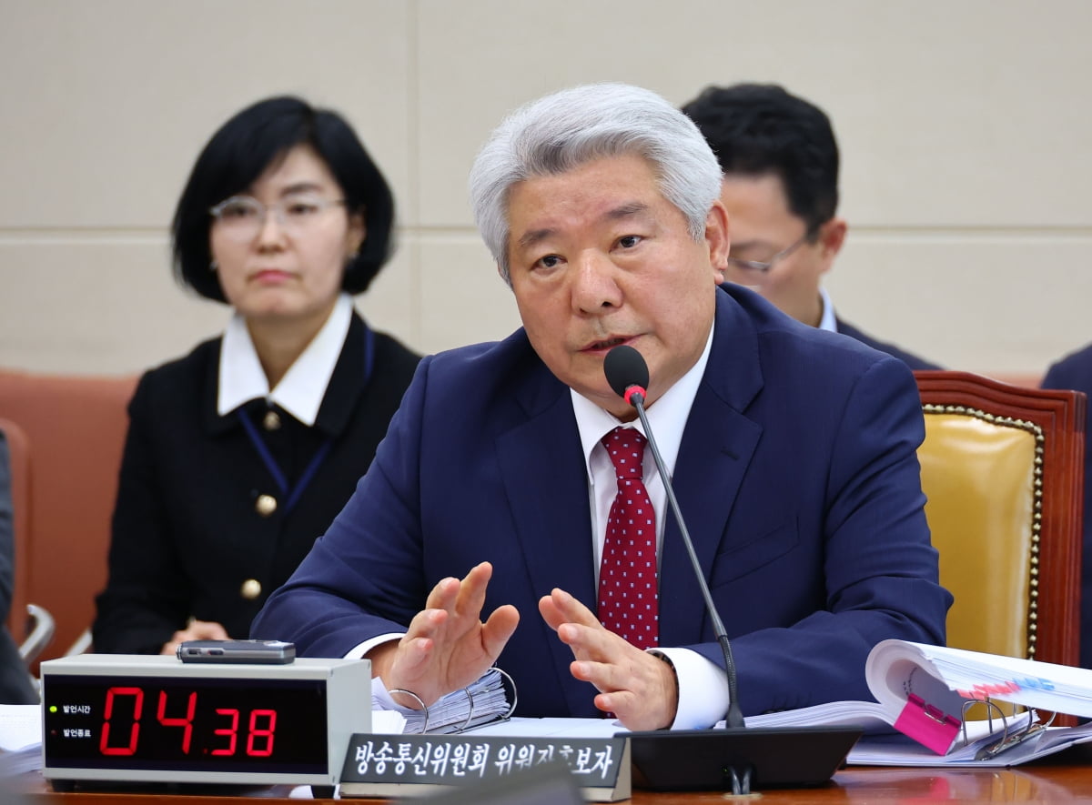김홍일 방통위원장, 탄핵안 보고 전 자진 사퇴