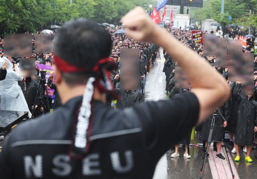 8일 오전 경기도 화성시 삼성전자 화성사업장 앞에서 열린 전국삼성전자노동조합(전삼노) 총파업 결의대회에서 조합원들이 구호를 외치고 있다. 사진=연합뉴스