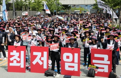 “최저임금 올릴 테면 올려봐라” 알바 쪼개 쓰겠다는 자영업자들